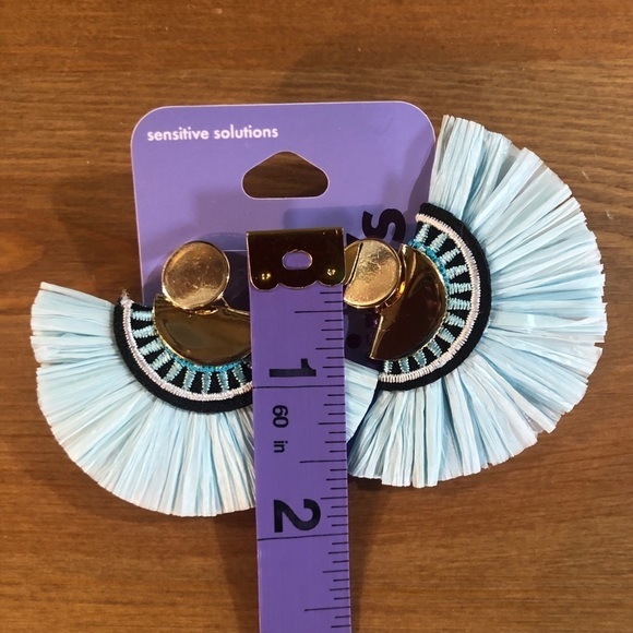 Claire's Drops Earrings set of 2 - Picture 4 of 7